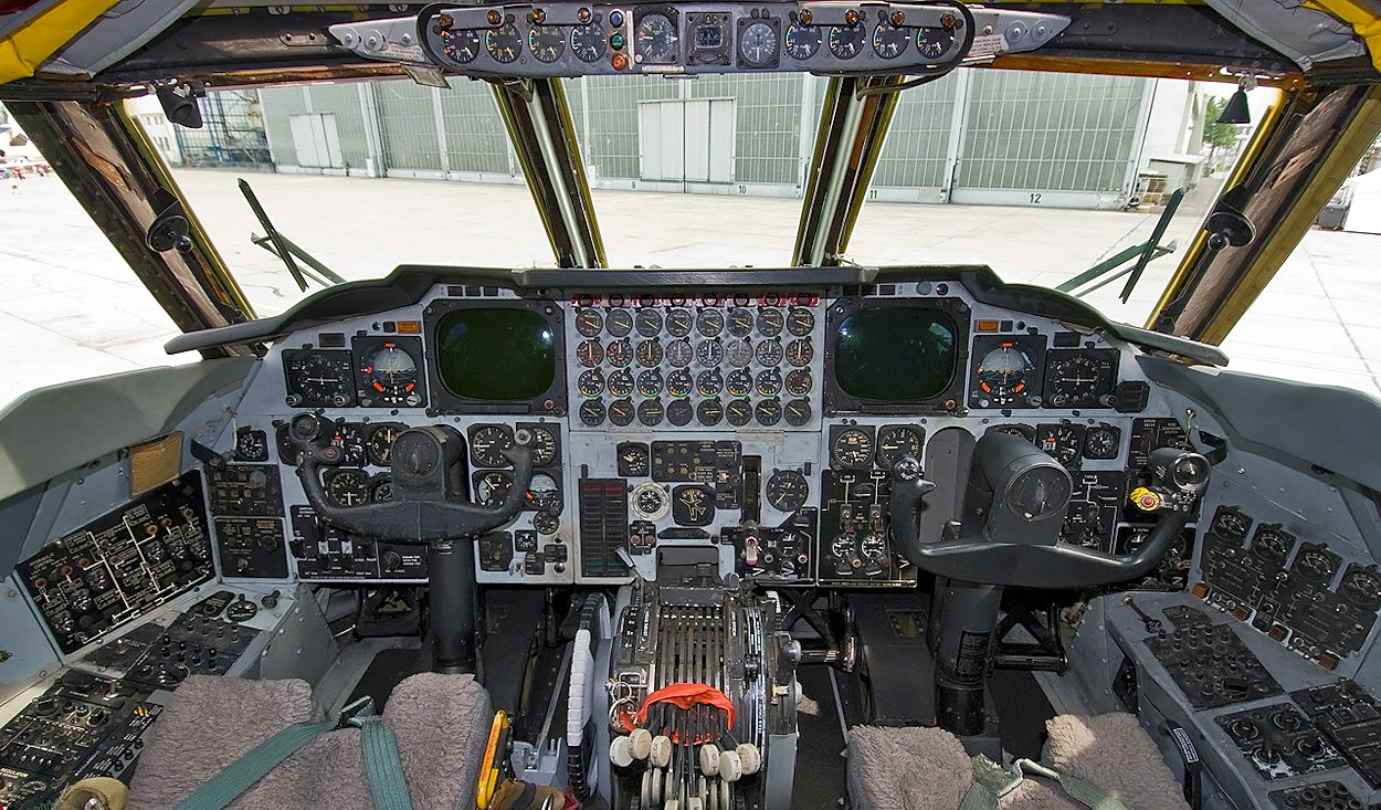 Boeing-B-52 - Cockpit