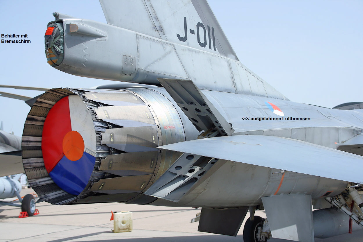 Lockheed F-16 Fighting Falcon - Bremsschirm und Luftbremsen