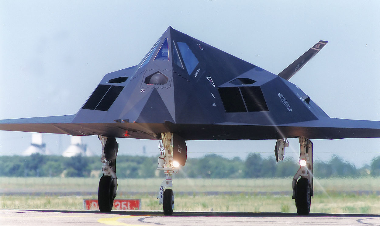 Lockheed F-117 Nighthawk - Tarnkappenflugzeug zur Vermeidung von Abwärme- und Radarrückstrahlung