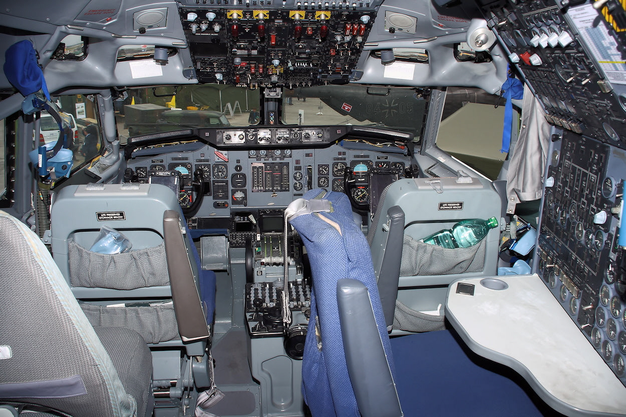 Boeing E-3A Sentry AWACS - Cockpit