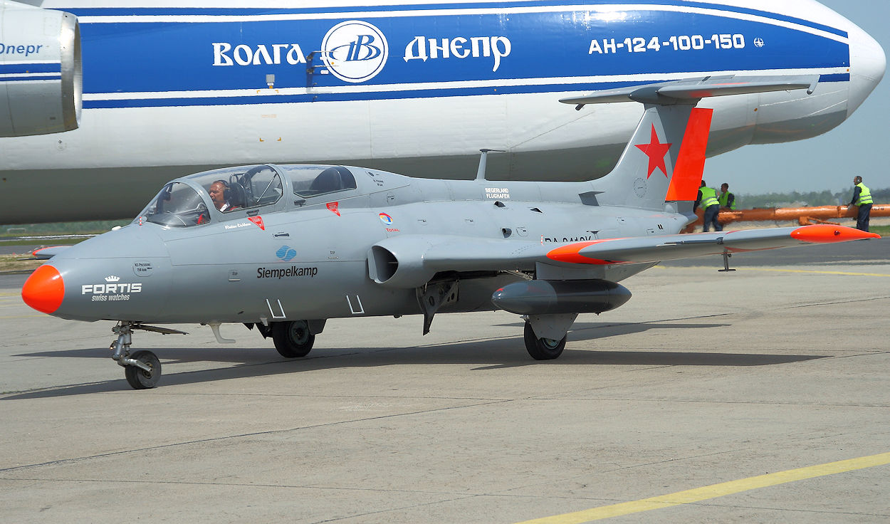 Aero L-29 Delfin - vor AN124