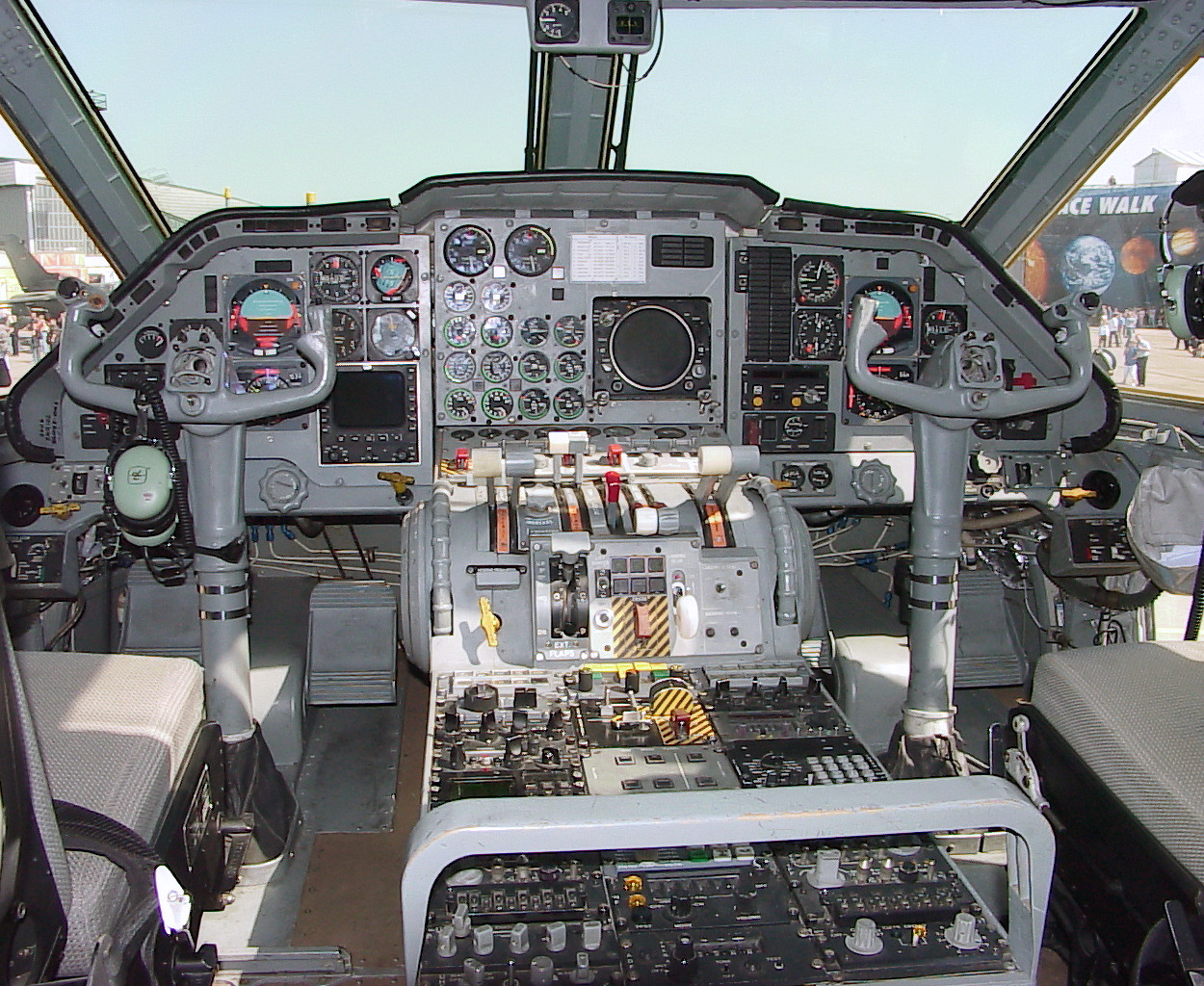 Alenia G-222 - Cockpit