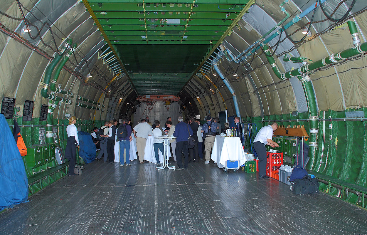 Antonow AN-124 - Laderaum
