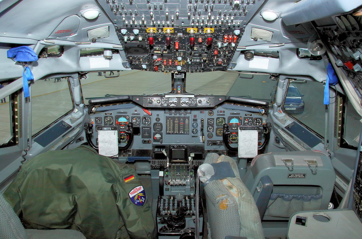 Boeing E-3A Sentry AWACS - Cockpit