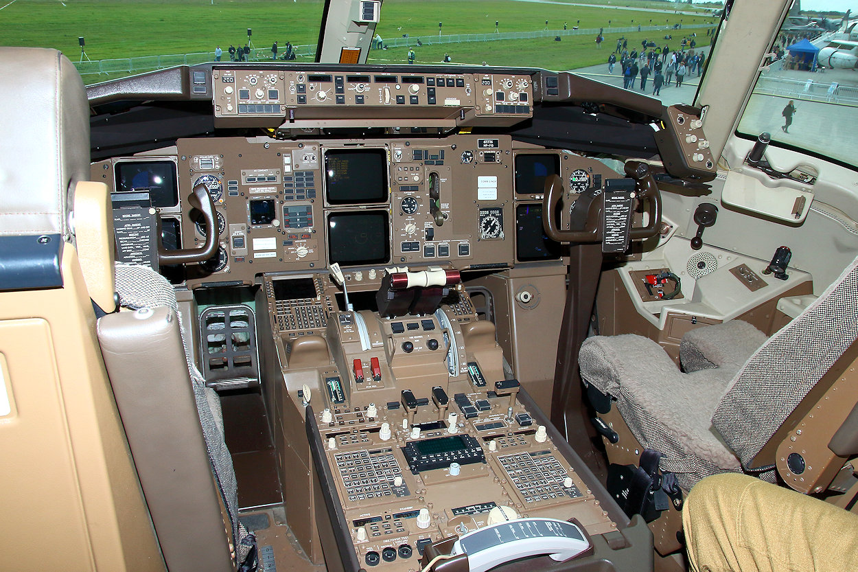 Boeing KC-767 - Cockpit