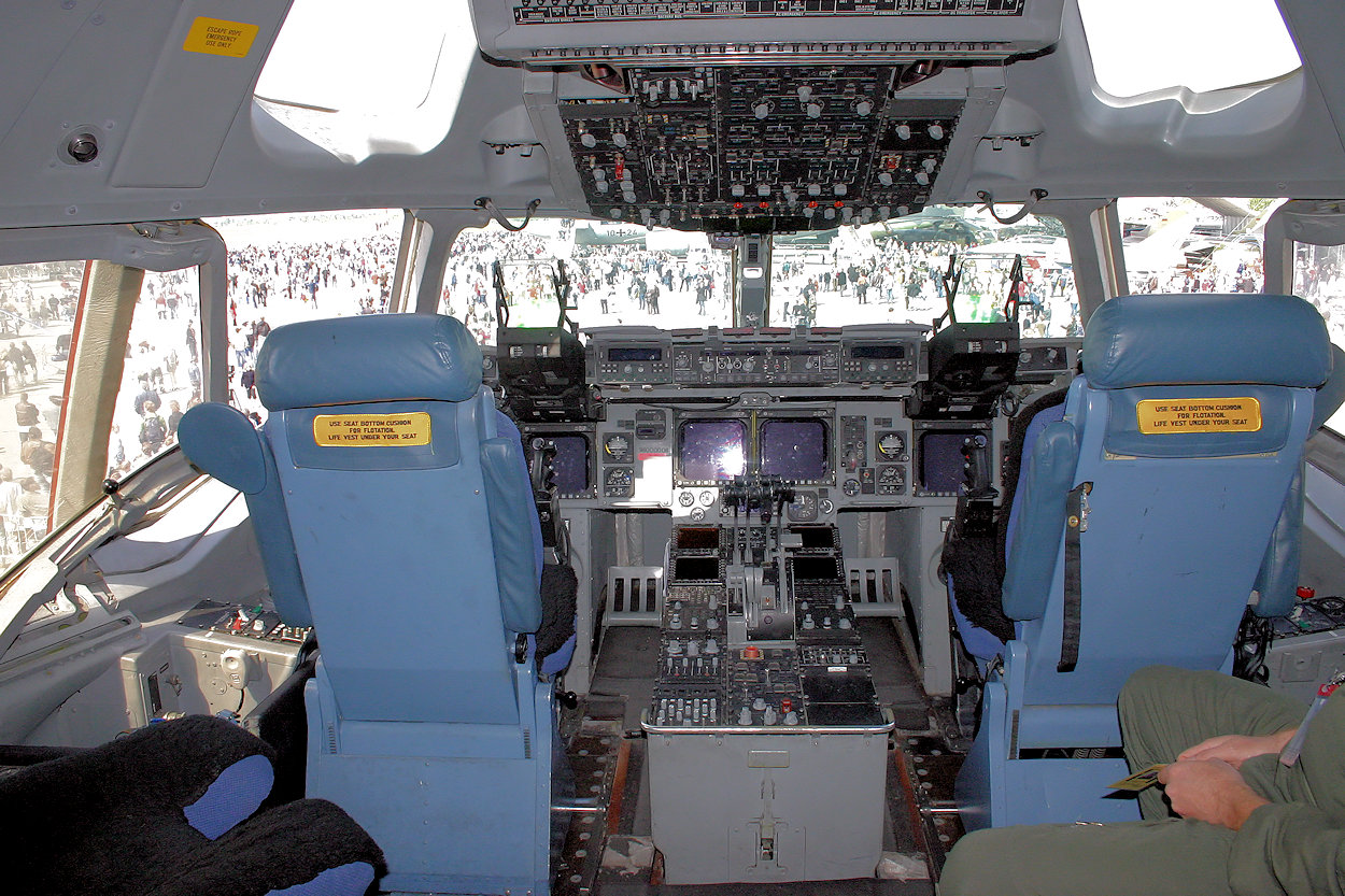 McDonnell Douglas C-17 Globemaster III - Cockpit