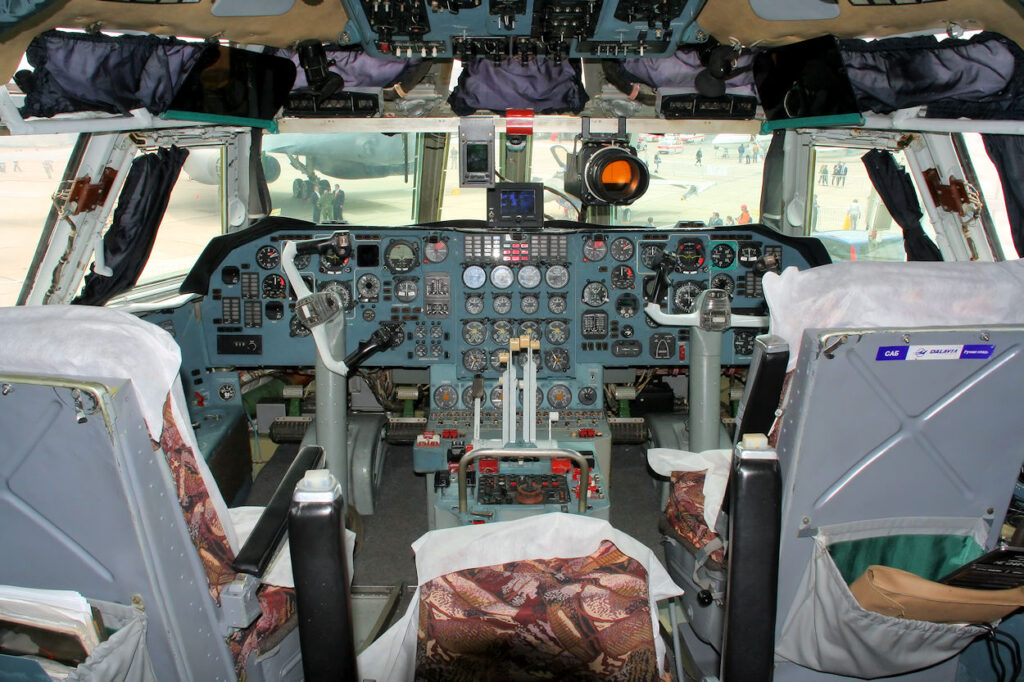 ILYUSHIN IL76 schweres Transportflugzeug mit Bomberbug