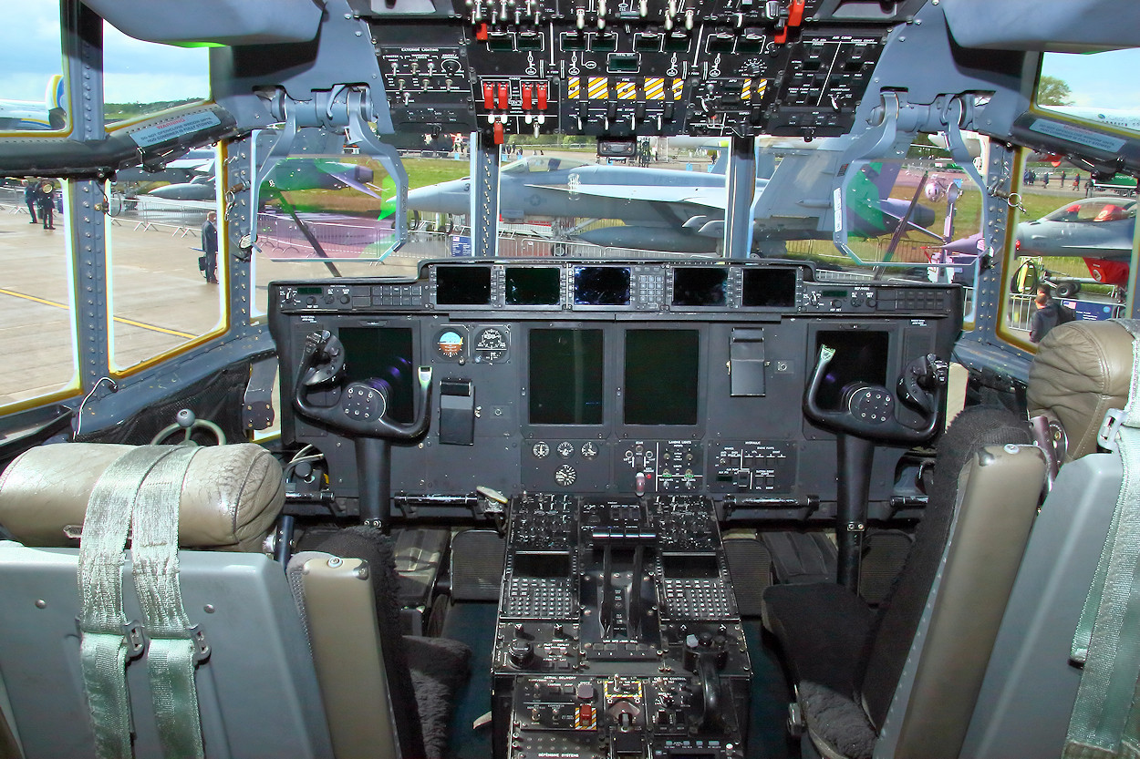 Lockheed C-130 Hercules - Cockpit