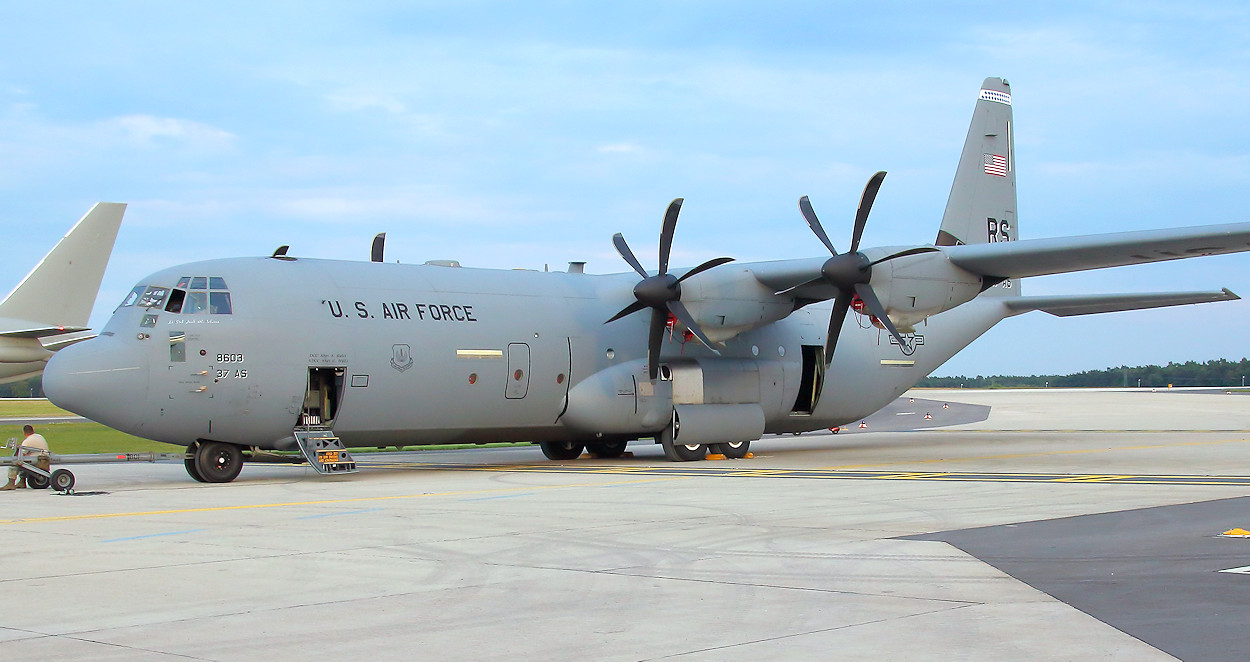 Lockheed C-130 Hercules - weit verbreitetes militärisches Transportflugzeug der USA