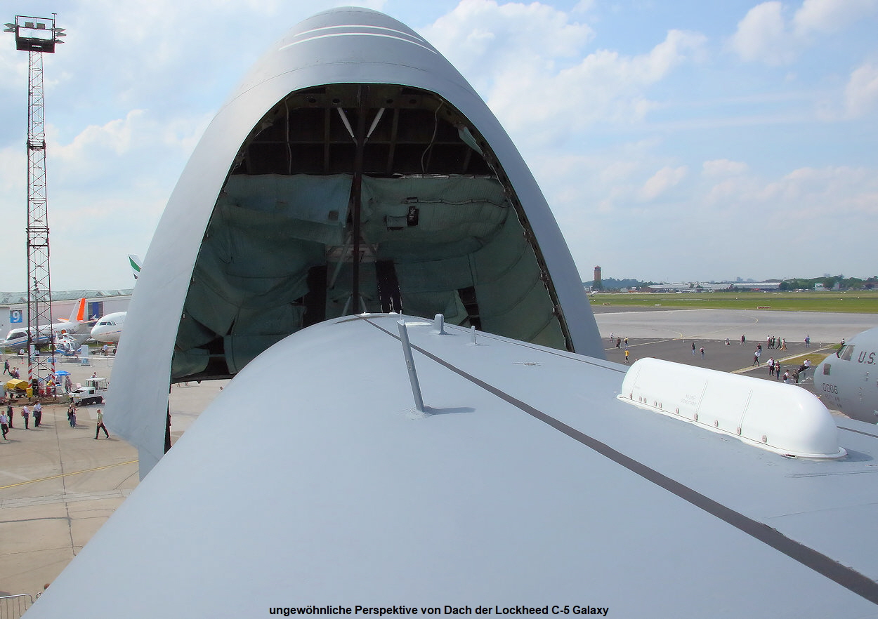 Lockheed C-5 Galaxy - Ansicht vom Dach Richtung Bugklappe