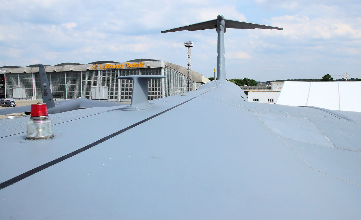 Lockheed C-5 Galaxy - Ansicht vom Dach Richtung Leitwerk