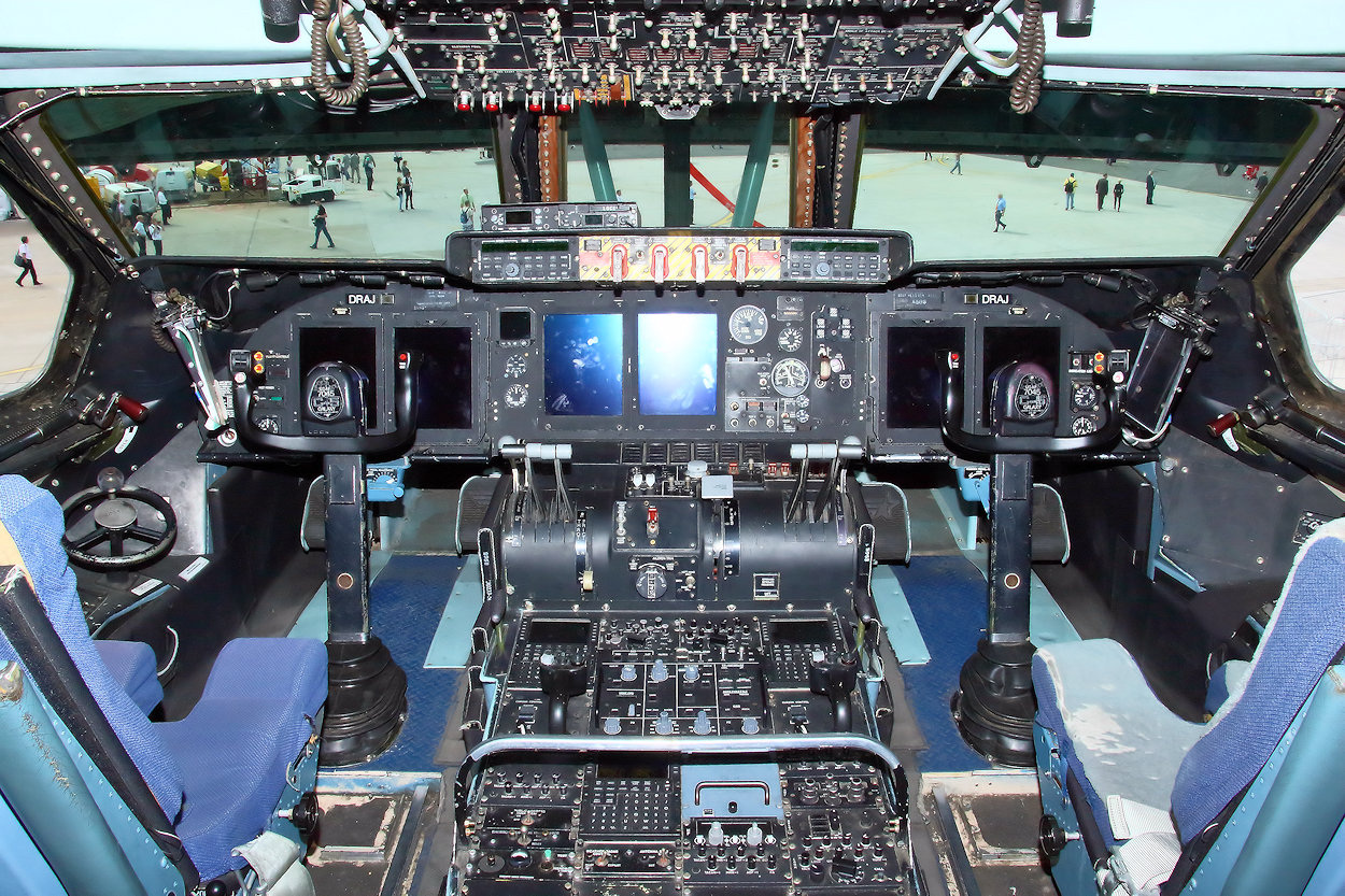 Lockheed C-5 Galaxy - Cockpit