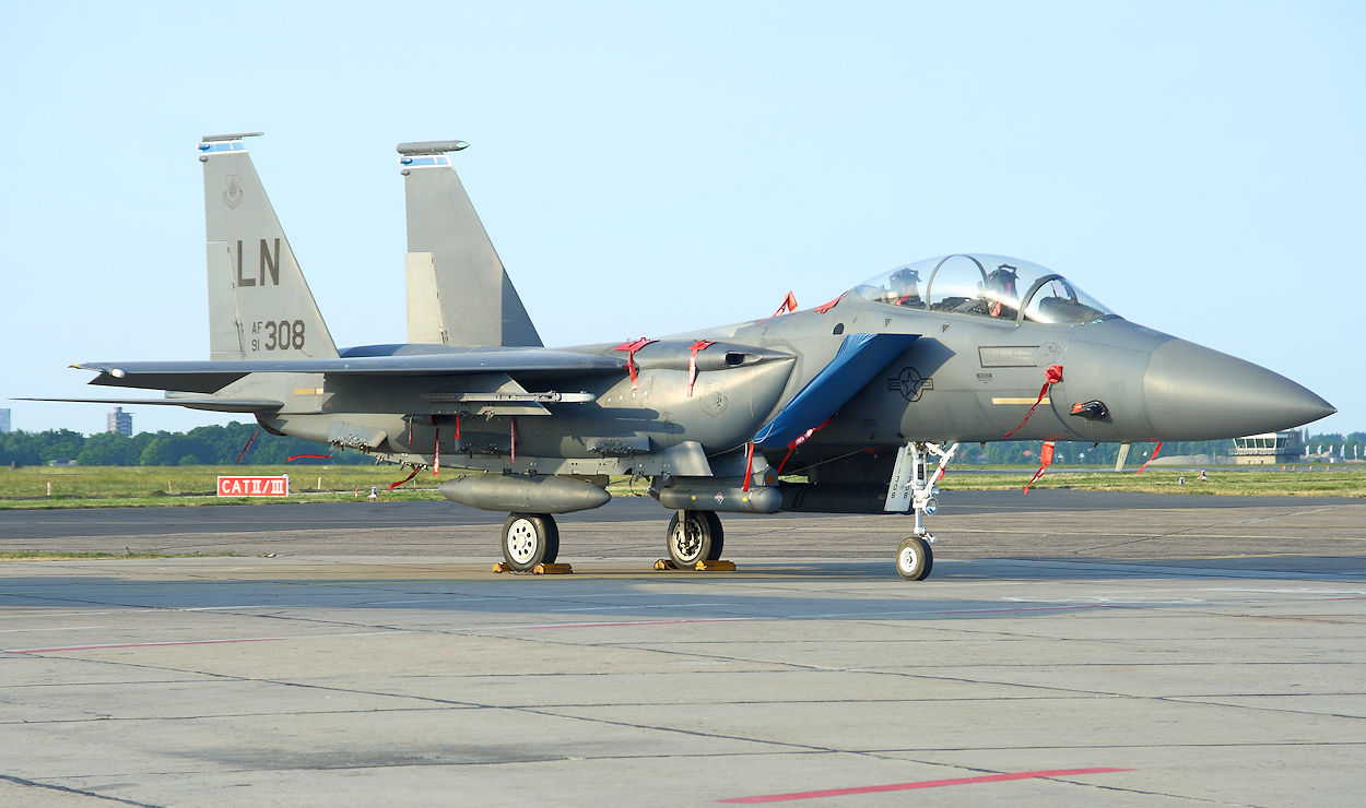 McDonnell Douglas F-15E Strike Eagle - Kampfflugzeug für Luft-Luft- und Luft-Boden-Einsätze