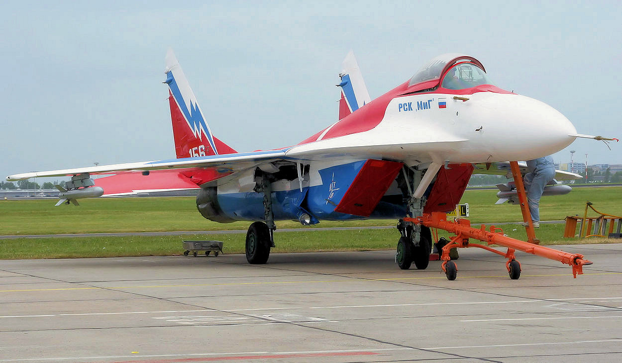 MiG 29 OVT - Flugzeug zum Kobramanöver mit dreidimensionalen Schubvektor-Steuerung