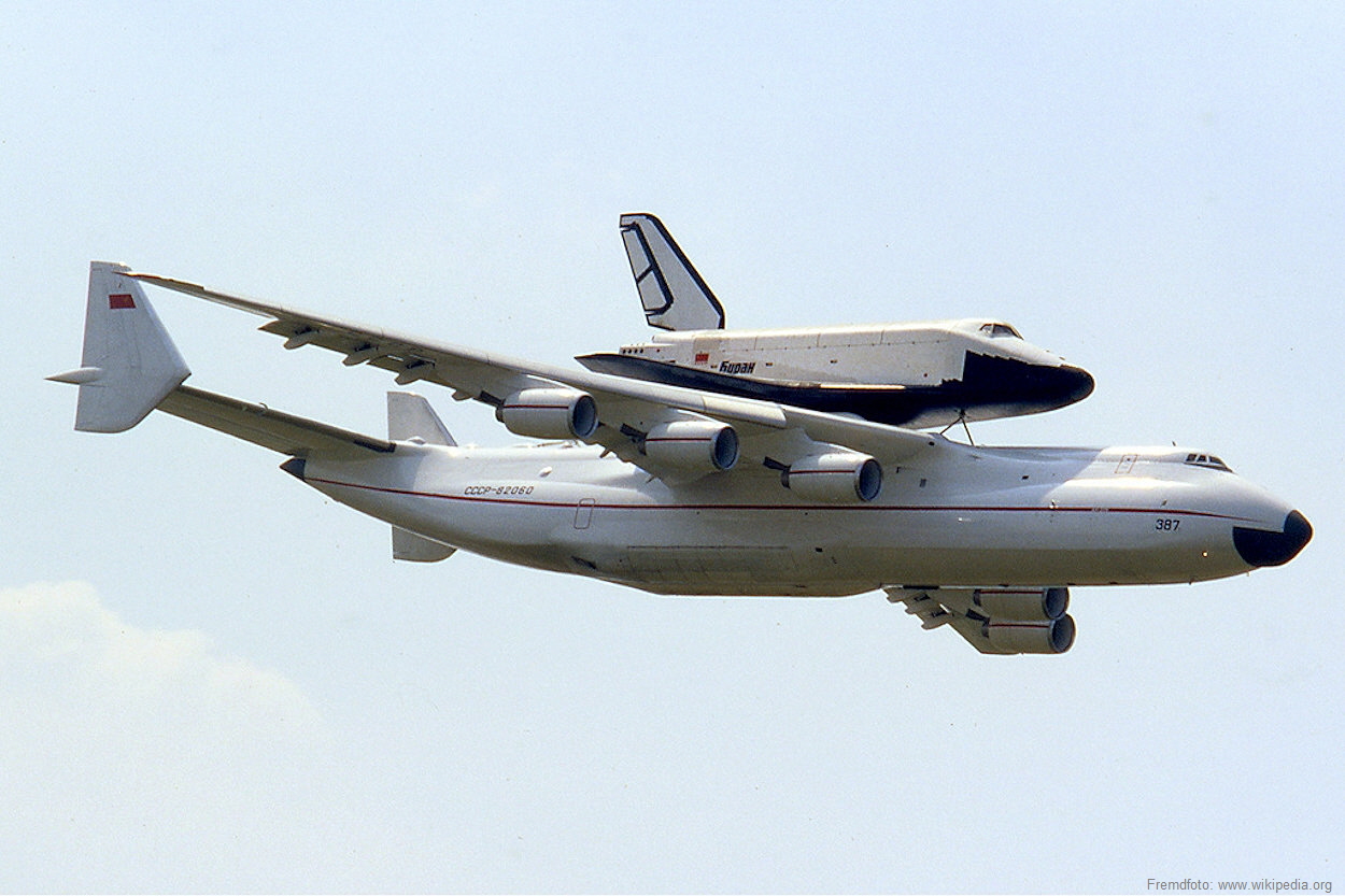 Raumfähre Buran auf der Antonow AN-225