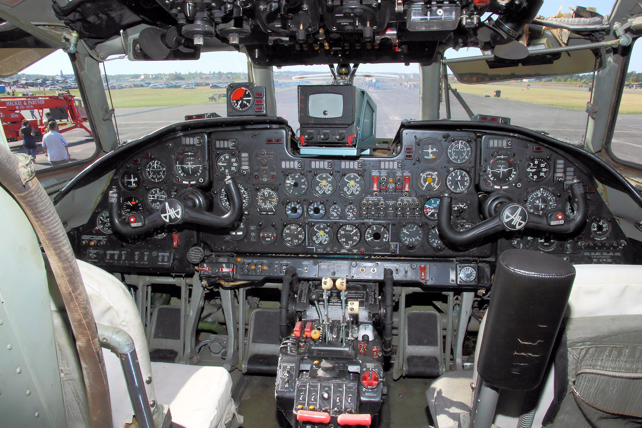 Antonow An-26 - Cockpit