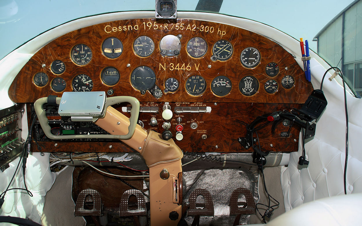 Cessna C-195 - Cockpit