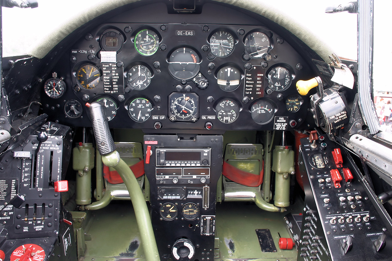 Chance Vought F4U-4 Corsair - Cockpitansicht