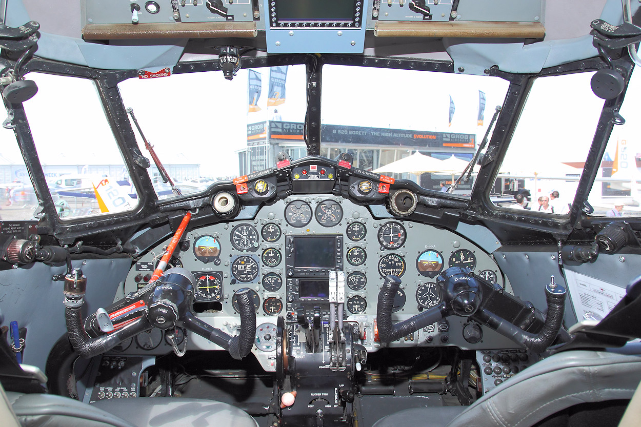 De Havilland D.H. 104 Dove - Cockpit