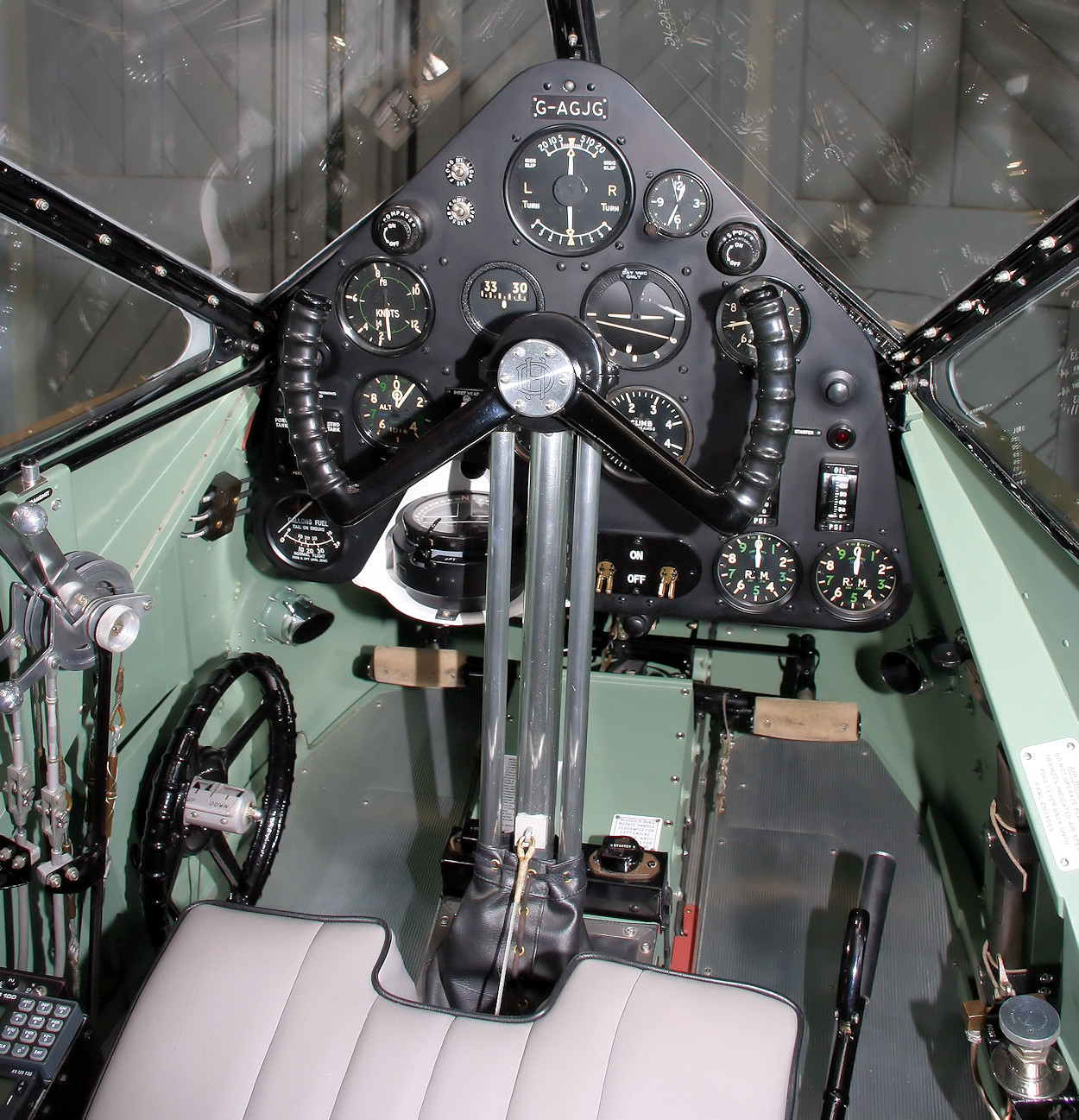 De Havilland DH 89 - Cockpit