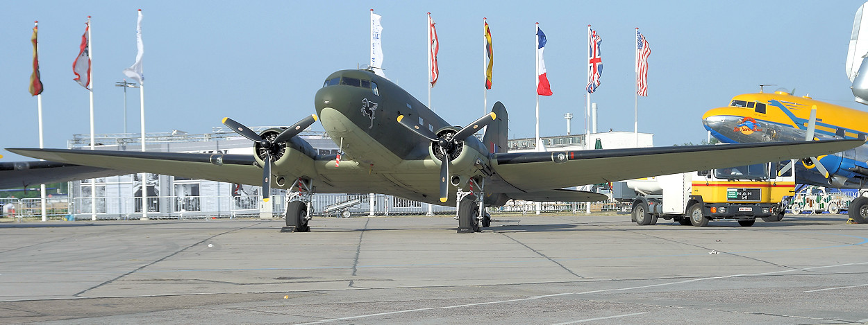 Douglas C-47 Dakota - Vorfeld Schönefeld