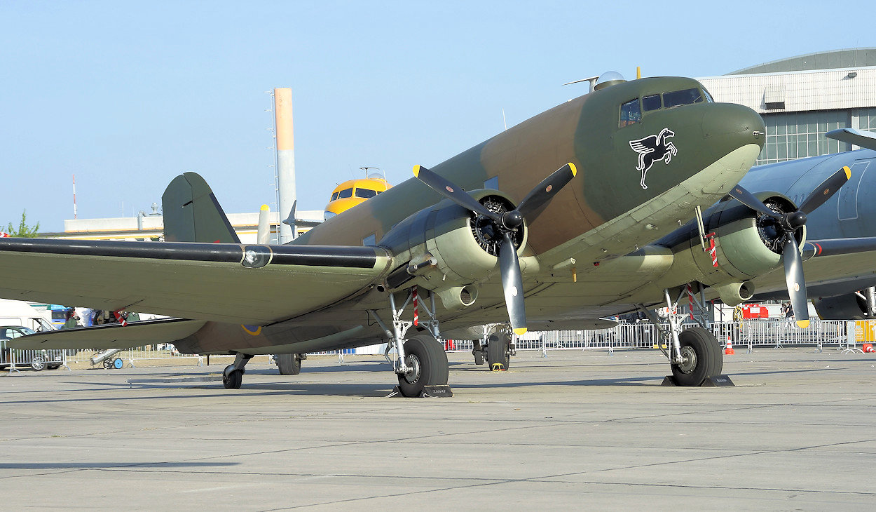 Douglas C-47 Dakota - Transportflugzeug