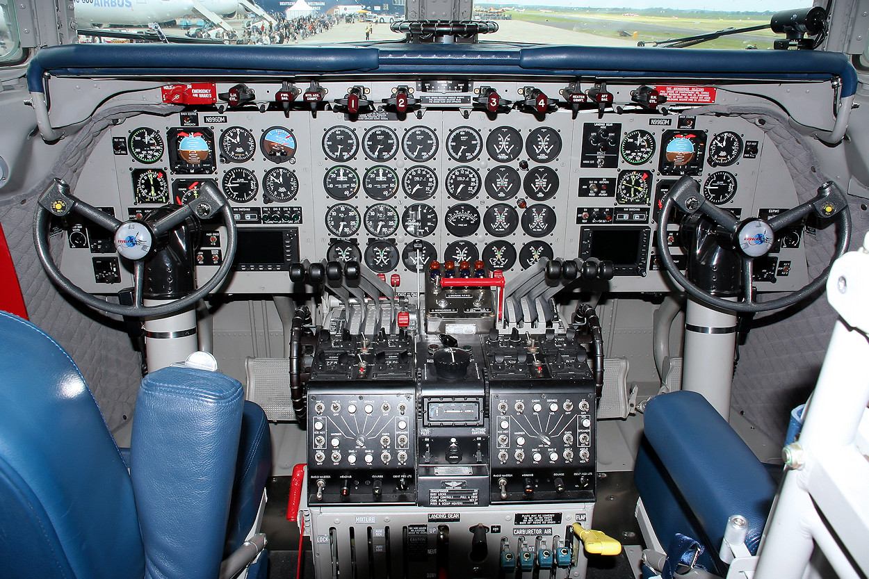 Douglas DC-6 - Cockpit
