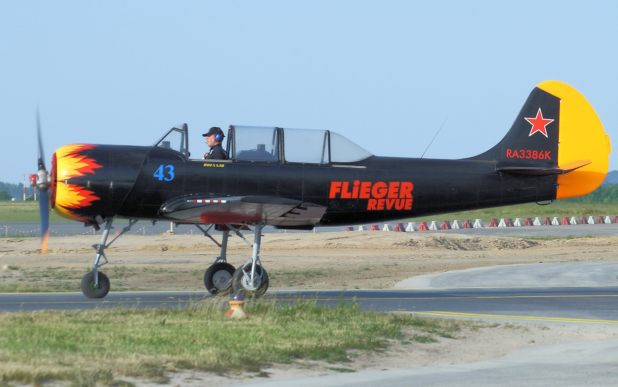Jakowlew Jak-52 - Flieger Revue