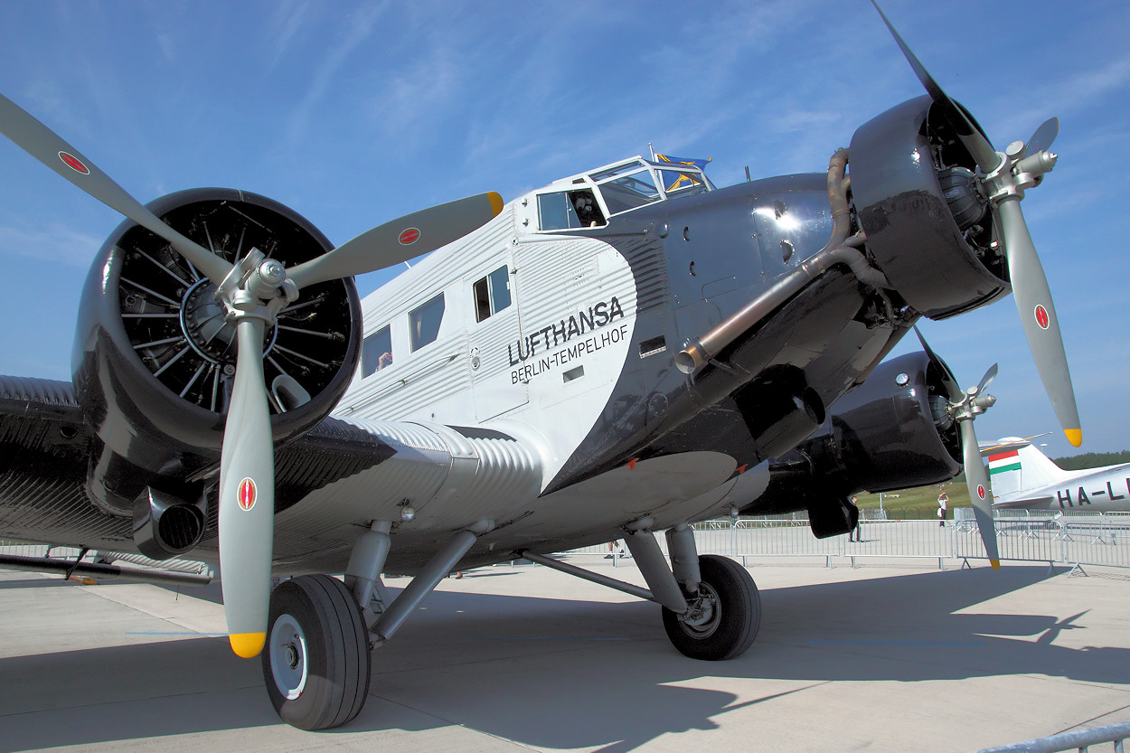 Junkers Ju 52/3m Berlin-Tempelhof - dreimotoriges Traditionsflugzeug der Lufthansa aus Wellblech von 1932