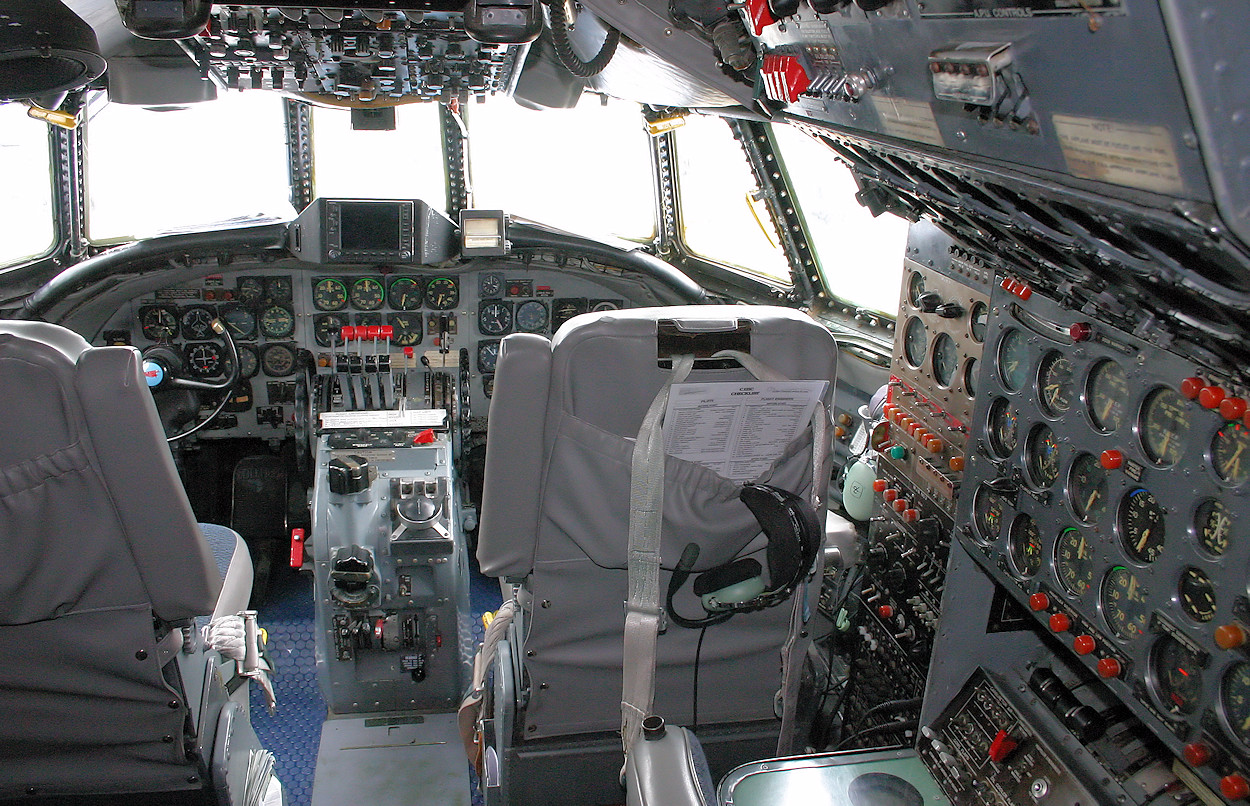 Lockheed L-1049 Super Constellation - Cockpit