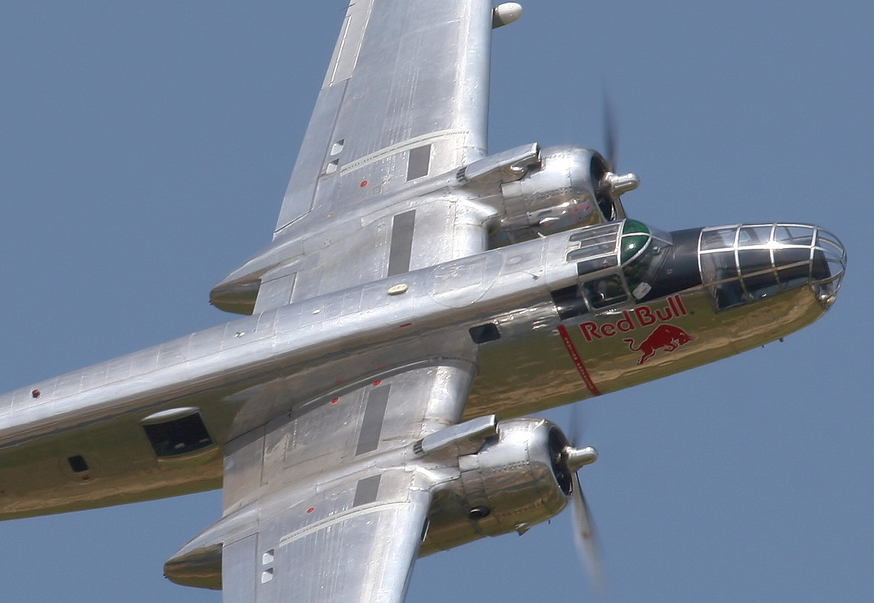 North American B-25 Mitchell - Flugansicht des Bombers der „Flying Bulls“