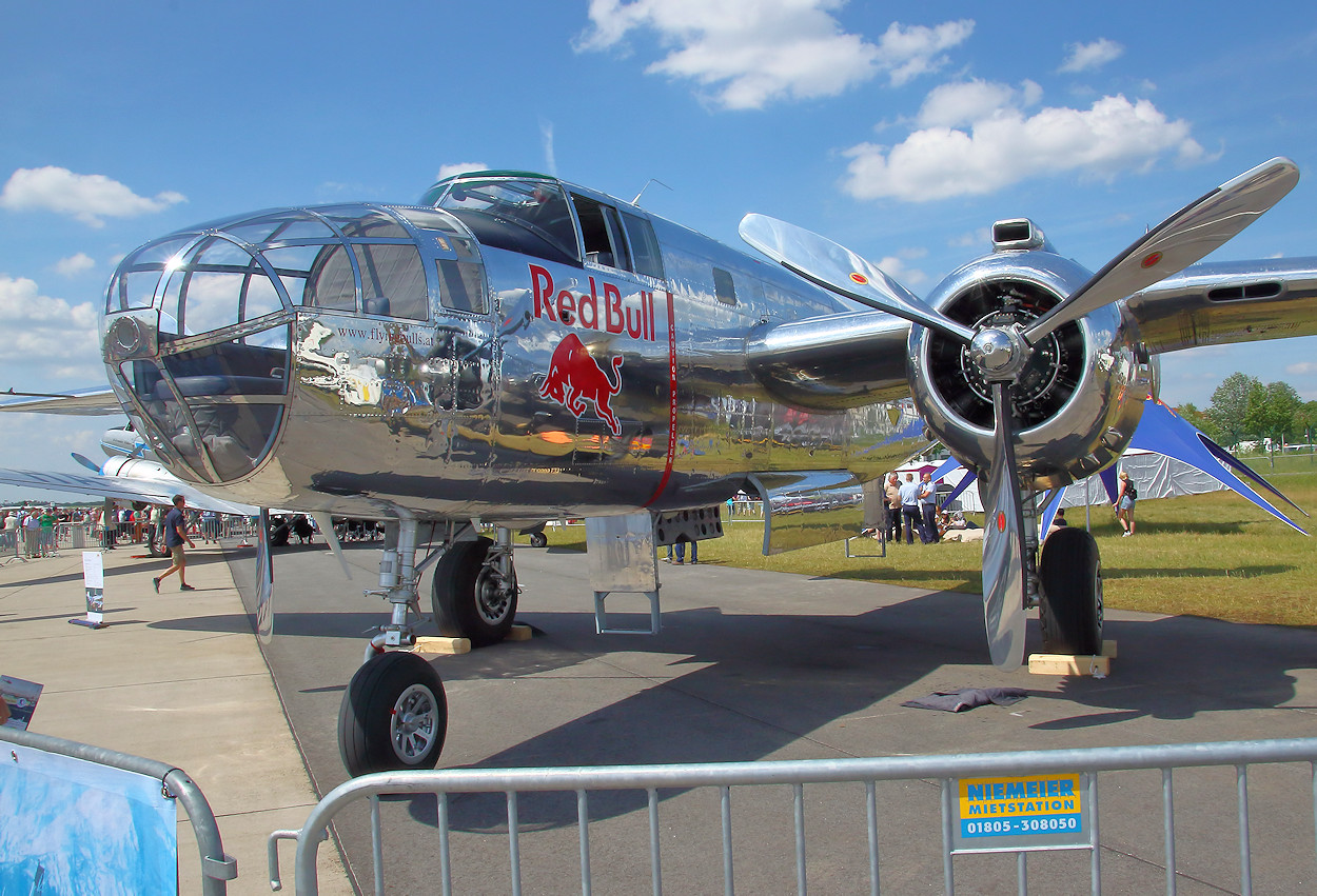 North American B-25 Mitchell - mittelschwerer US-Bomber der „Flying Bulls“ von Red Bull