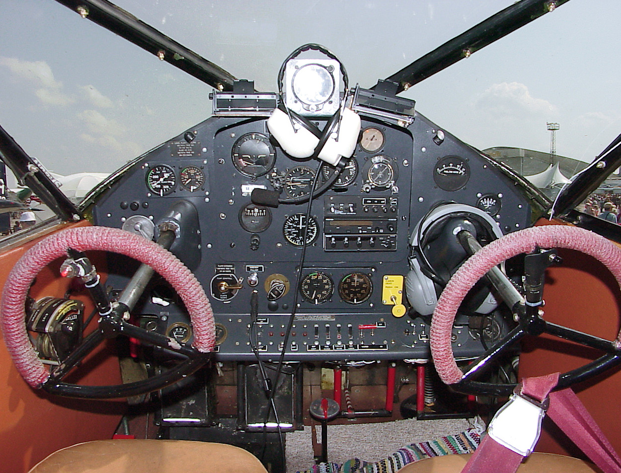 Stinson SR 10 - Cockpit