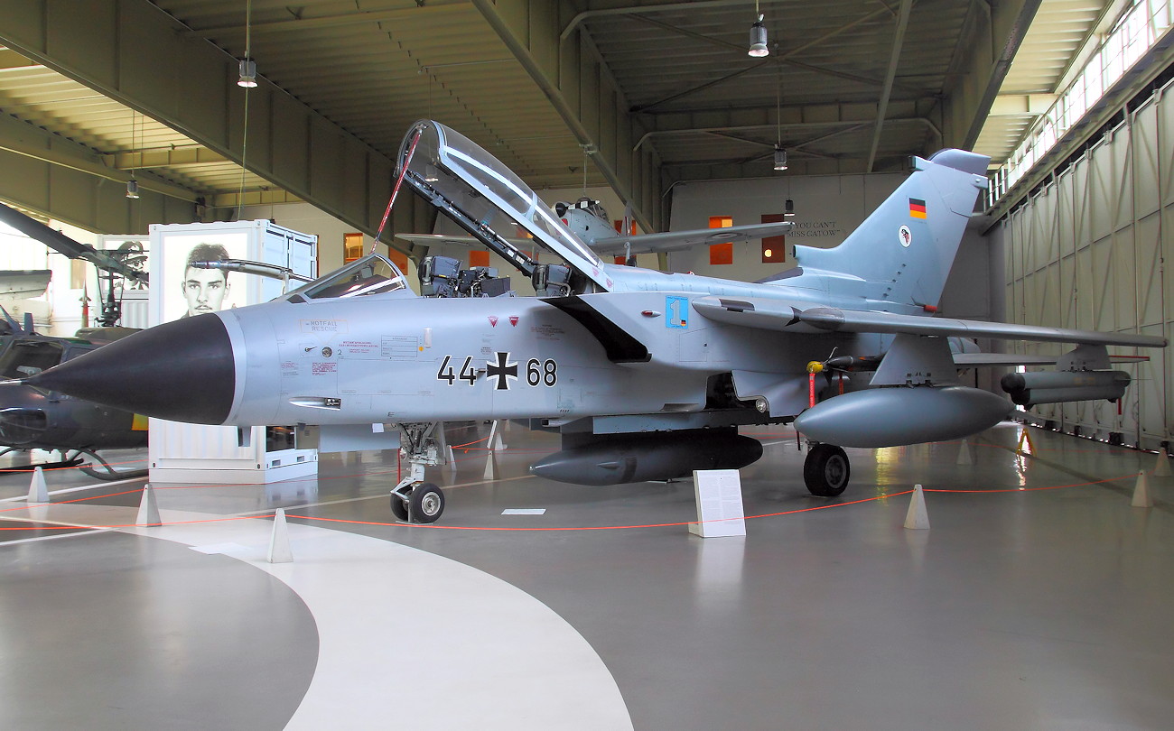 PA-200 Tornado Panavia - Mehrzweckkampfflugzeug der deutschen Luftwaffe mit Schwenkflügel