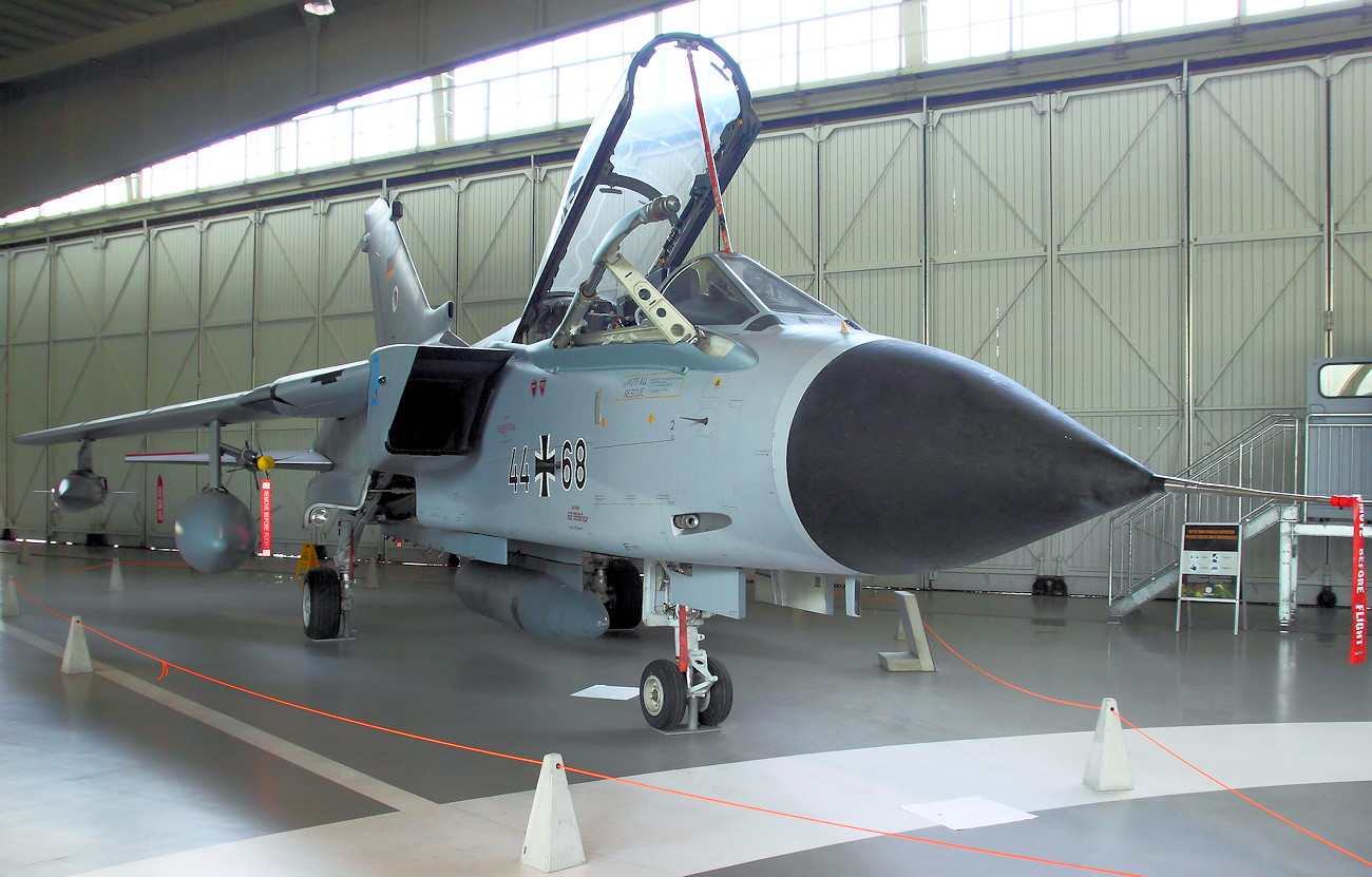 Tornado Panavia - Mehrzweckkampfflugzeug der deutschen Luftwaffe mit Schwenkflügel