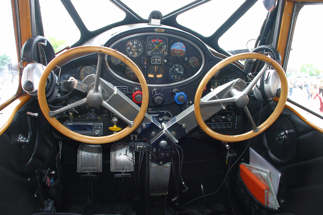 Waco YKS-6 - Cockpit