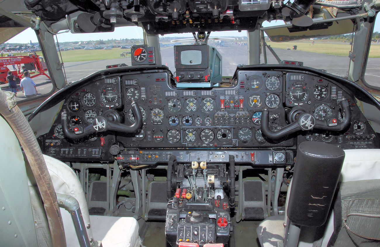 Antonow AN-26 - Cockpit