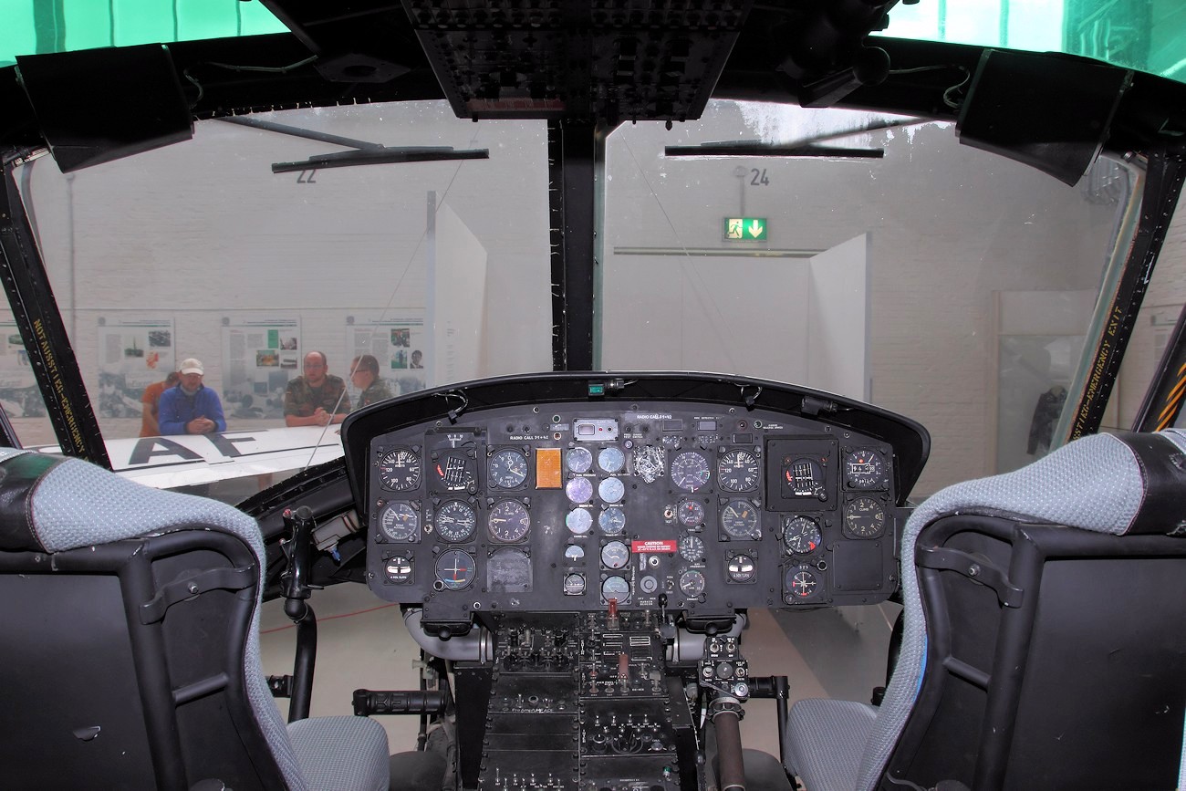 Bell UH-1D Iroquois - Cockpit