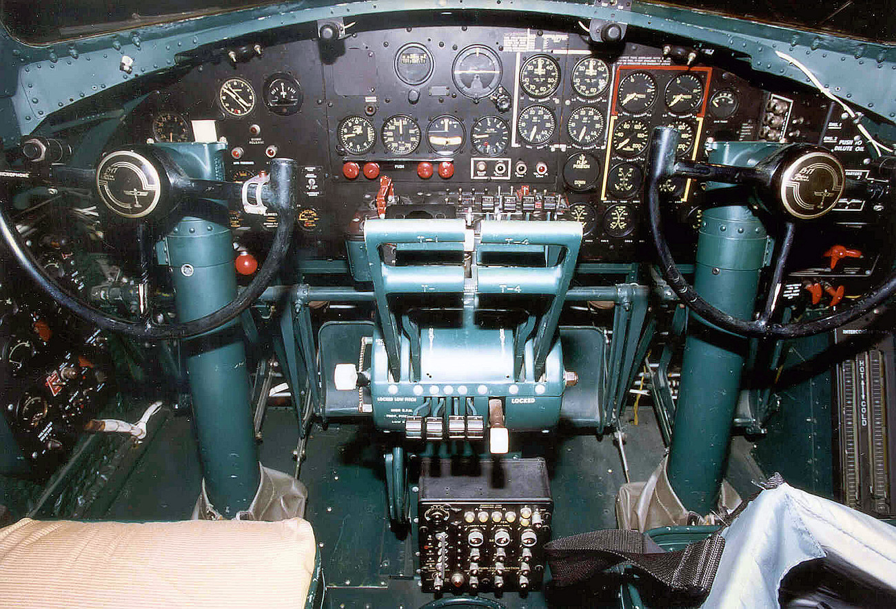 Boeing B-17 Flying Fortress - Cockpit
