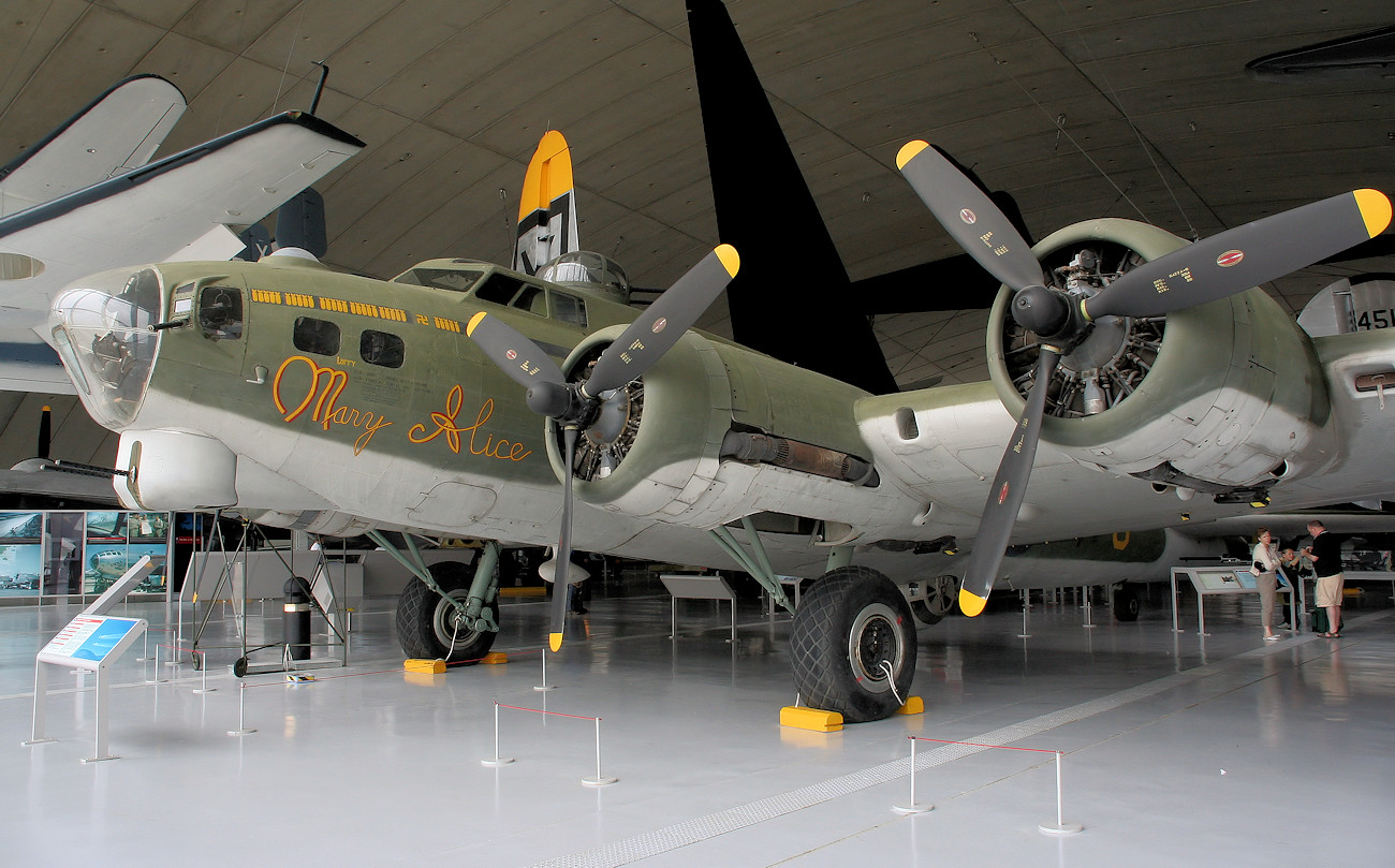 Boeing B-17 Flying Fortress - Mary Alice im IWM Duxford