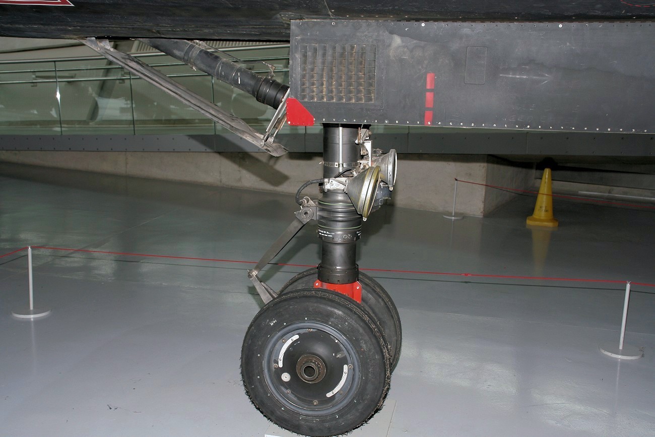 Lockheed SR-71 Blackbird - Bugfahrwerk