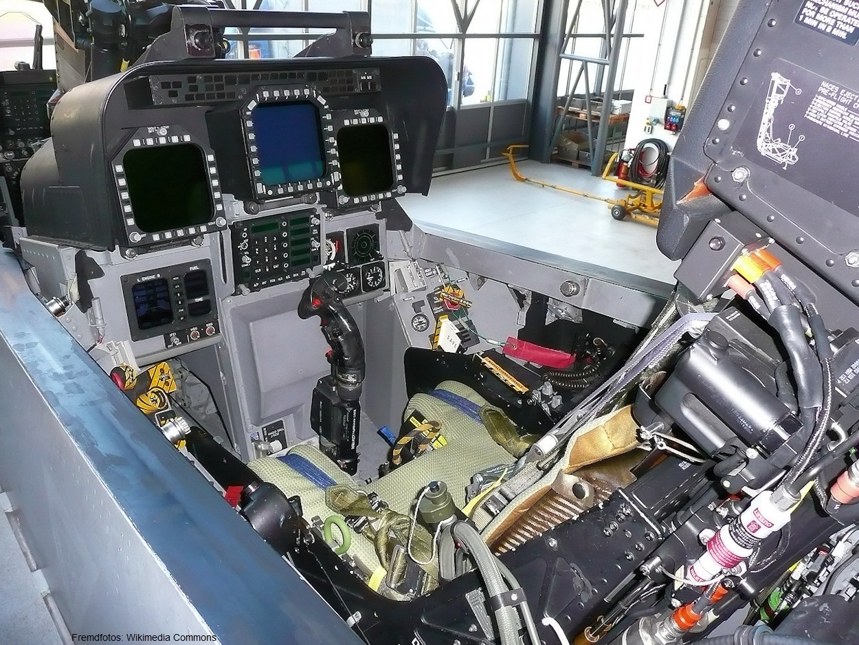 hinteres Cockpit einer doppelsitzigen F/A-18 Hornet
