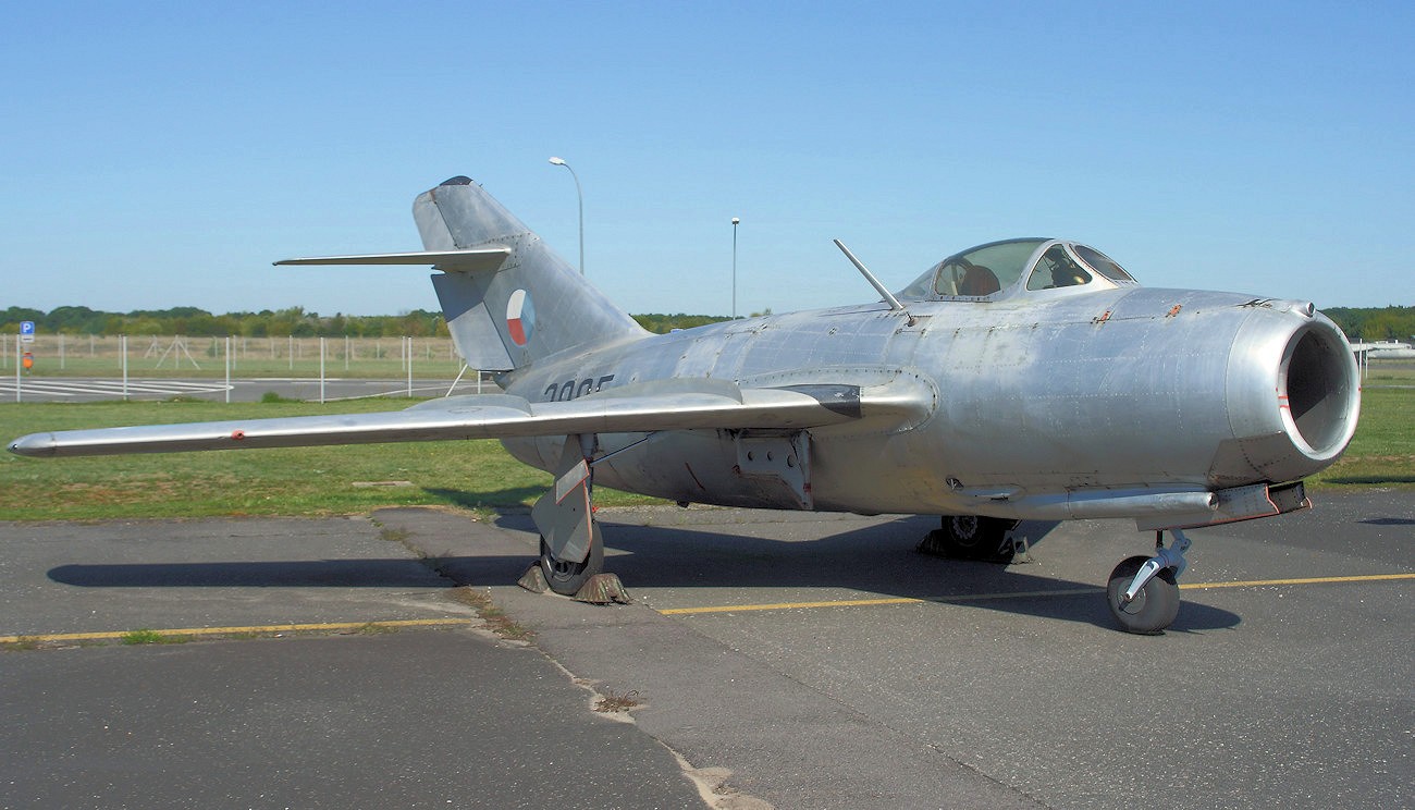 MiG-15 BIS Das erste in Großserie gebaute Kampfflugzeug der UdSSR mit Strahltriebwerk