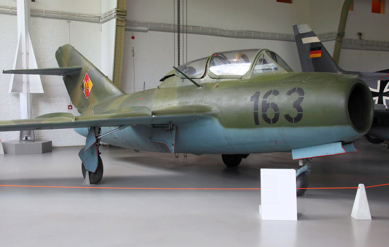 MiG-15 UTI - Kampfeinsatztrainer für MiG-Piloten