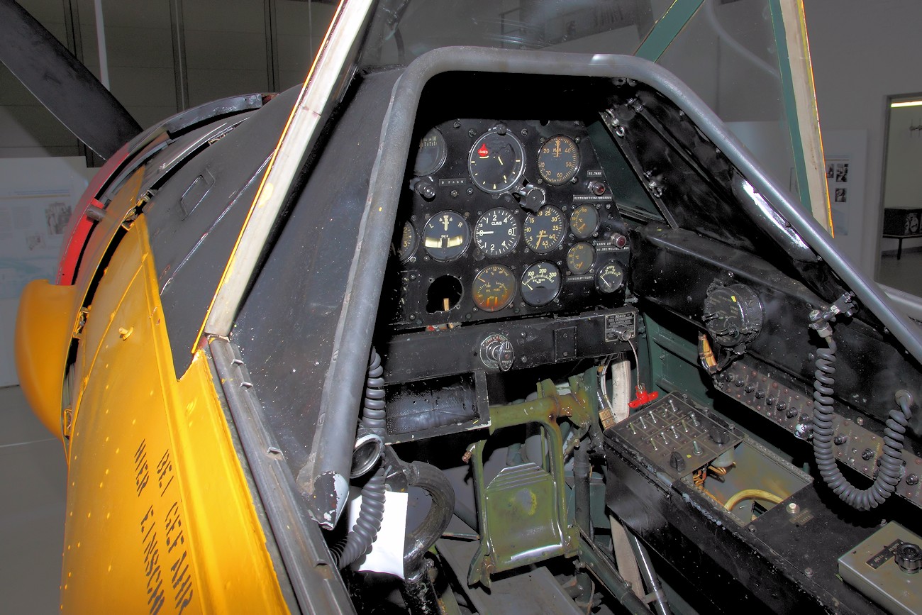 North American CCF Harvard Mk.4 - vorderes Cockpit