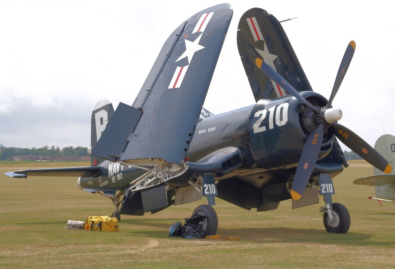 Vought F4U-4 Corsair - Flugzeug mit Klappflügel