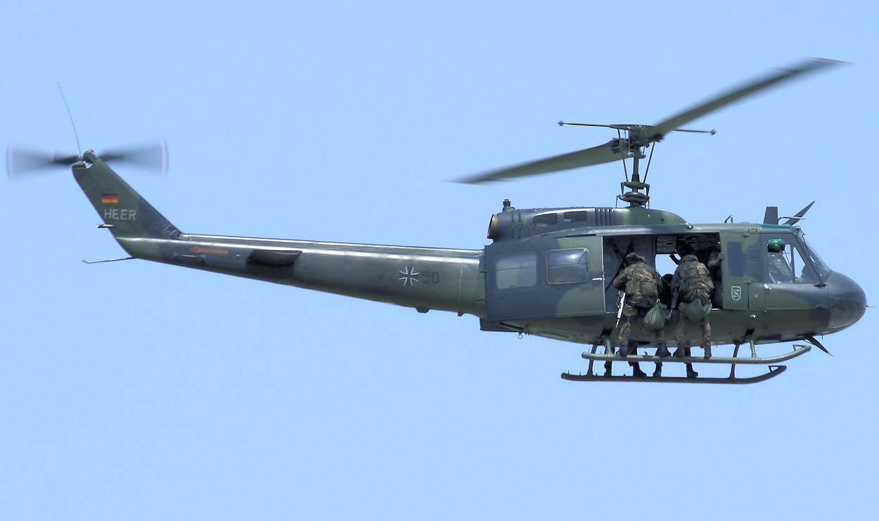 Bell UH-1D Iroquois - Absetzung von Soldaten