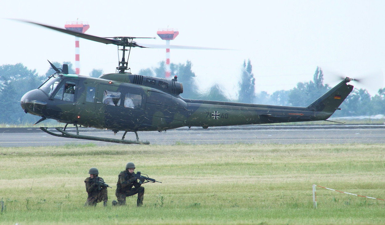 Bell UH-1D Iroquois - Einsatz mit Soldaten