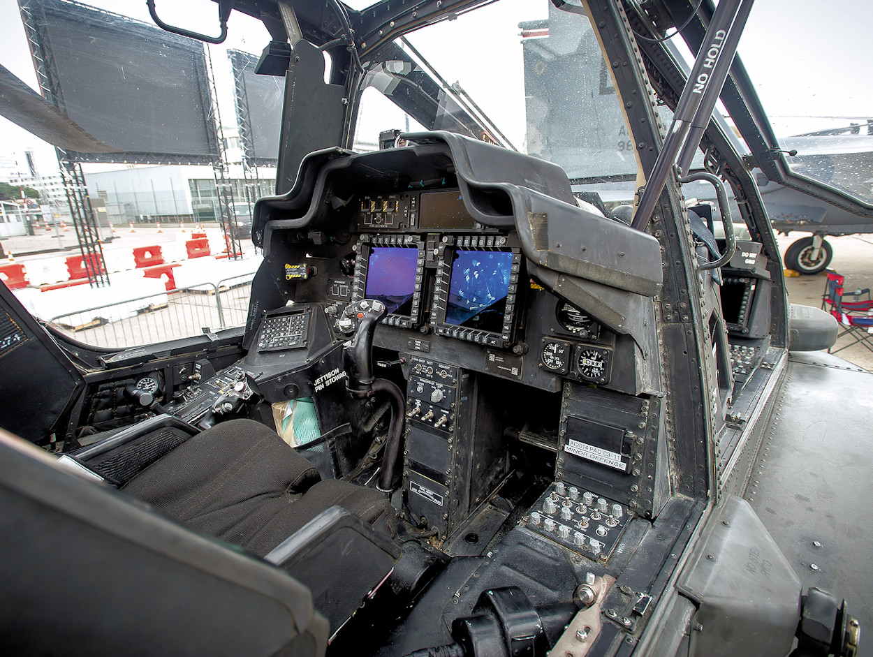 Boeing AH-64 Apache - Cockpit