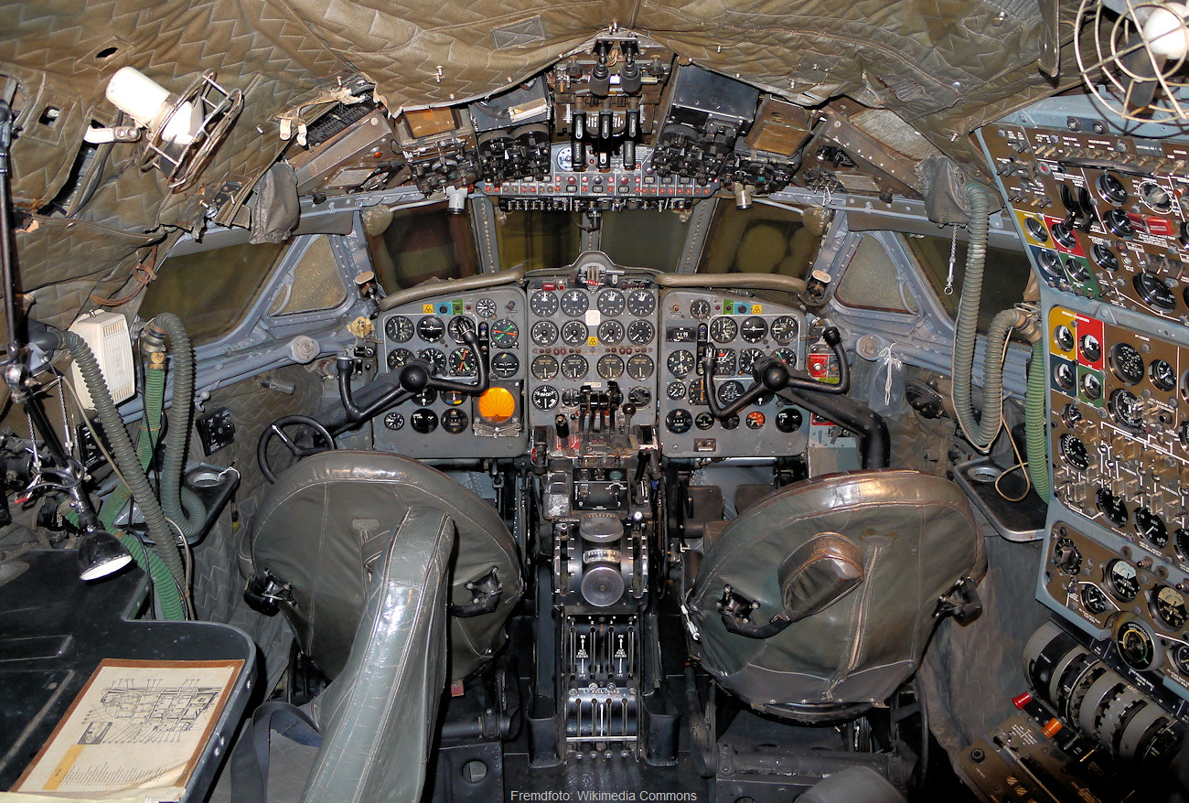 De Havilland DH-106 Comet - Cockpit